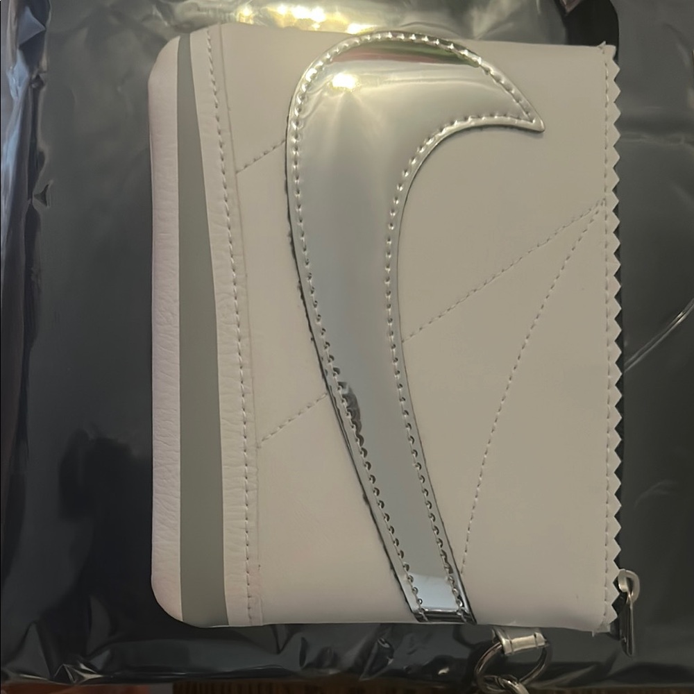 Stylish White and Silver wristlet🤍